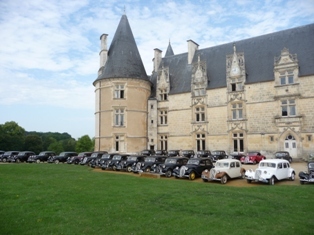 expo de tractions devant le château de la Roche
