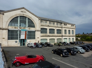 Tractions devant le musée automobile de Châtellerault